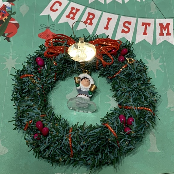 Frosty friends Wreath with 1 mini ornament - Picture 7 of 11